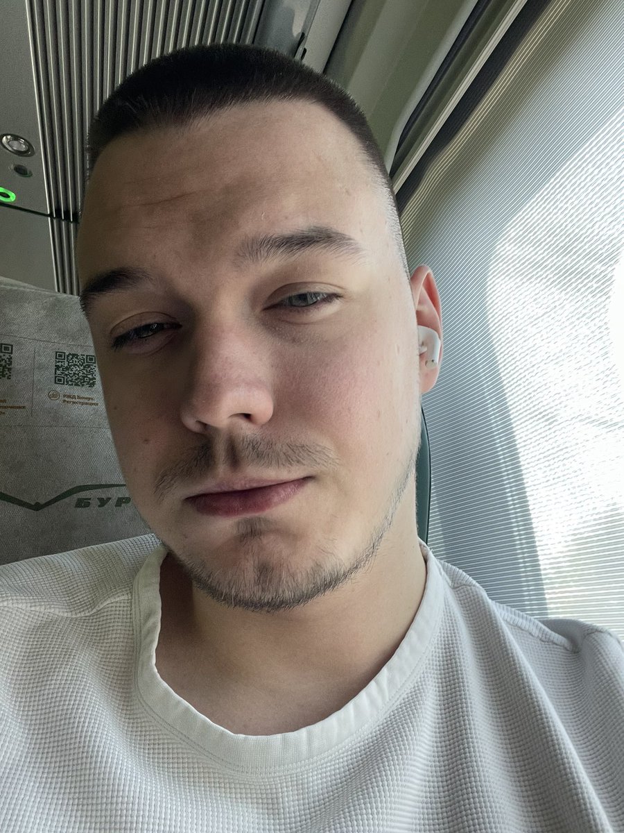thatkarch's tweet photo. Вот всм моя сонная ебучка из поезда в Москву
Приехал пить пиво, увидеться с друзьями и на концерт 🫶 https://t.co/HWJeB2Lf5V
