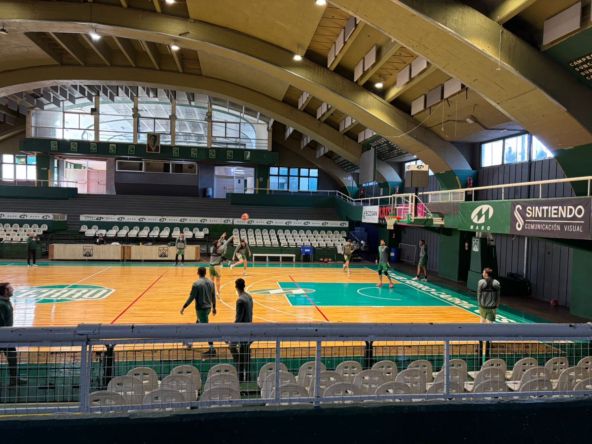 ferrocarriloest's tweet photo. #Basquet 🏀 Entrena #Ferro en el Etchart. Oé visitará a #GyECR el sabado a las 20.05 hs. en el Socios Fundadores por el 1er. Partido de la Semifinal de la @LigaNacional. El partido irá televisado por @DSportsAR 
#VamosVerde! 💚🚂
#JuegaFerro https://t.co/362ACEi4Xx