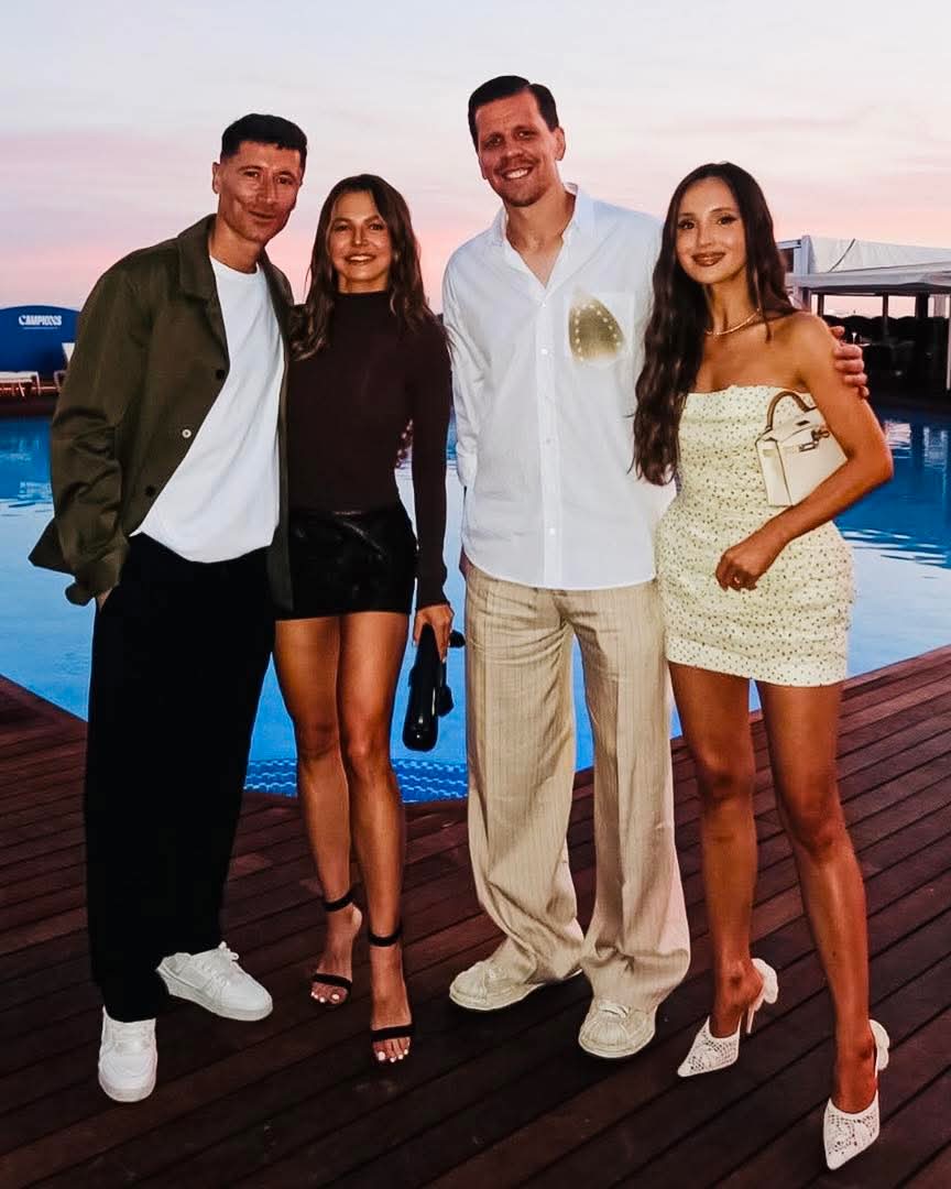 LucaVaran's tweet photo. Szczesny est arrivé à la fête du Barça avec la poche avant de sa chemise brûlée par le fer à repasser, comme si de rien n’était 😭😭😭😭 https://t.co/ccepjZ2y8o