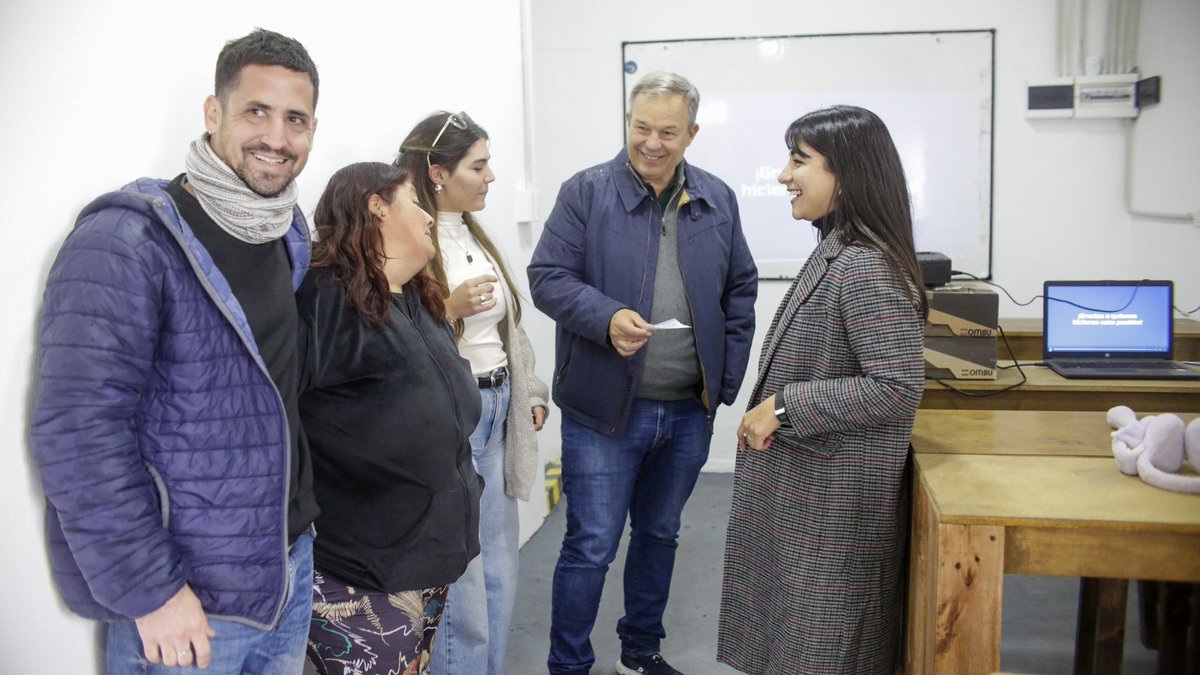 CascallaresPJ's tweet photo. ¡SIEMPRE A FAVOR DE LA FORMACIÓN Y EL TRABAJO!

Participamos con @JuanoFabiani, @paulaeichel  y @antognapoli de la inauguración de un nuevo Centro de Formación de Oficios en Rafael Calzada.

Allí se dictarán cursos con una fuerte impronta asociativa por la iniciativa  de la Cooperativa de Trabajo Independencia.  Los mismos estaran avalados por nuestra @unaboficial.

En Alte Brown seguimos impulsando la formación, la producción y el trabajo como herramientas para mejorarle la calidad de vida a nuestra gente.

#BrownConVos

@conarcoop