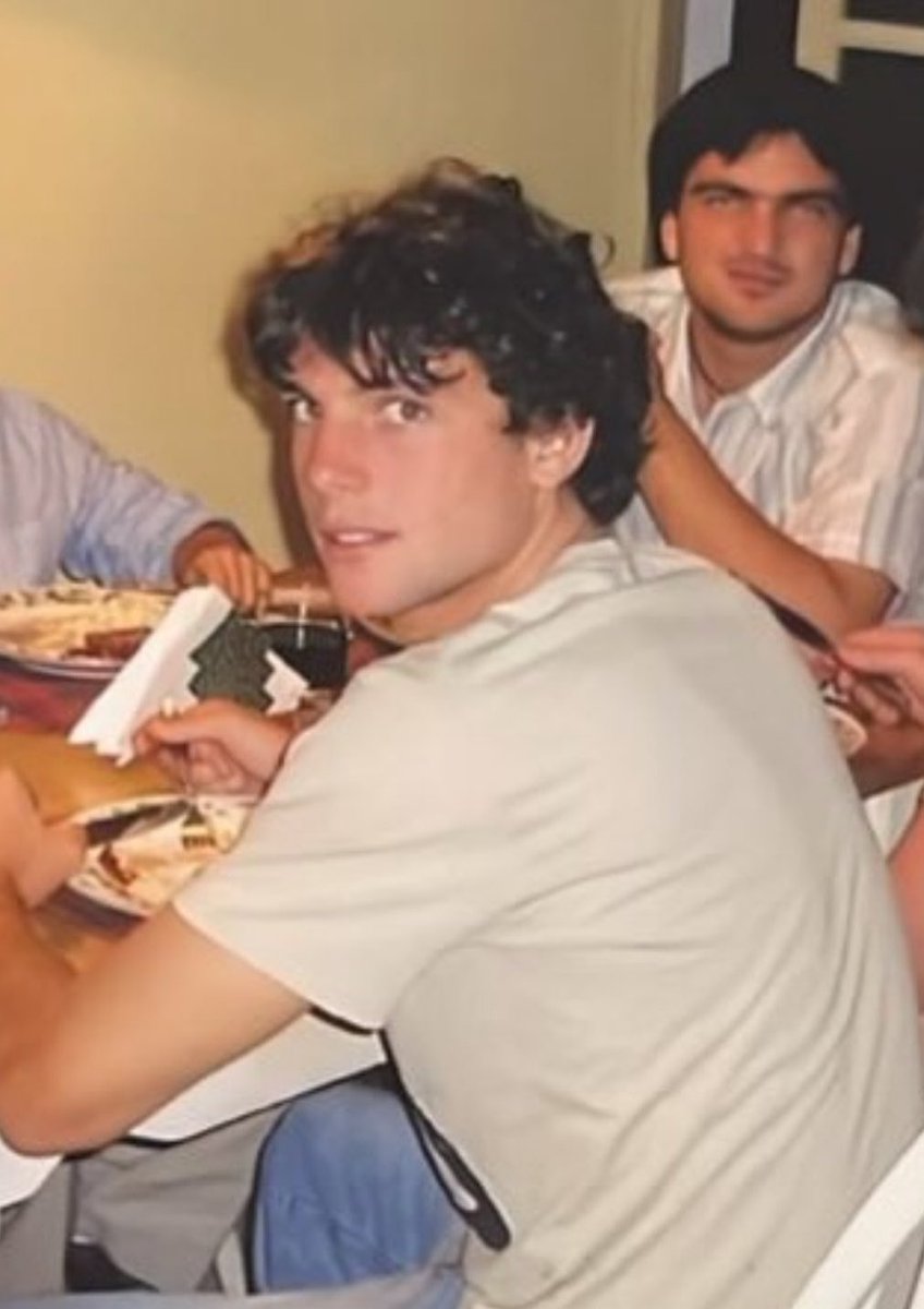laiollano's tweet photo. No puedo evitar q se me haga un nudo en la garganta x la despedida d Nico y sus palabras llenas d amor y agradecimiento. Me hubiera gustado ver estas fotos en otro contexto pero siento tanta ternura x aquel Nicola ... Jamás imaginó todo lo q viviria 🕊🙏❤

#NicolaPorcella https://t.co/8SZ851Idft