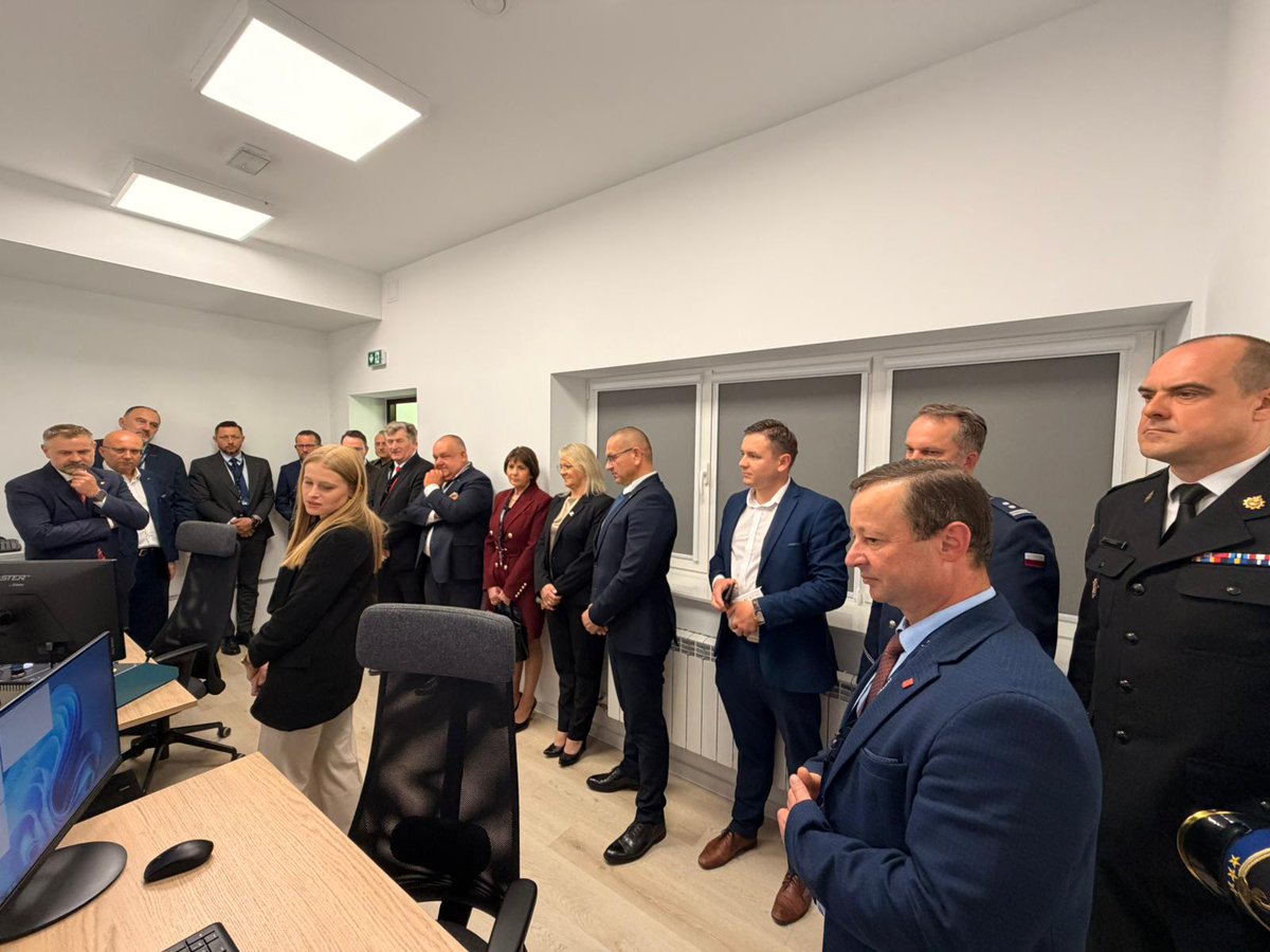 MAPGOVPL's tweet photo. 🇵🇱 Nowy krok w rozwoju polskich technologii rakietowych!
🎯Dziś w Zakładzie Produkcji Specjalnej #Gamrat w Jaśle otwarto nowoczesne Centrum Badań Nieniszczących - unikatową infrastrukturę w kraju, która pozwoli prowadzić zaawansowane badania silników rakietowych, produktów wysokoenergetycznych i systemów napędowych opartych na paliwach kompozytowych. 🚀
⚙️W wydarzeniu uczestniczył wiceminister @Wrona_Grzegorz_, podkreślając historyczny i strategiczny wymiar tej inwestycji.
💬- W 1937 roku Eugeniusz Kwiatkowski w tym miejscu zbudował Centralny Ośrodek Przemysłowy. Nie byłoby nas tutaj, gdyby nie tamten moment. My się musimy zbroić na czas pokoju, tak aby wojna nas nigdy nie dotknęła - zaznaczył wiceminister Wrona.
Wiceszef MAP zwrócił również uwagę na znaczenie powrotu do miejsc o silnych tradycjach przemysłowych.
💬- Fantastyczne jest to, że wracamy po prawie dziewięćdziesięciu latach do takich miejsc jak Jasło i chcemy je rozwijać. Oznacza to, że nie będziemy musieli wyjeżdżać stąd, że po prostu ta praca tutaj będzie. Życzę wszystkim, którzy w firmie Gamrat pracują - dobrej, spokojnej pracy - podsumował wiceminister.
💡Centrum powstało w rekordowym tempie - zaledwie 9 miesięcy - i znacząco zwiększy potencjał badawczy oraz produkcyjny Gamratu i całej Grupy @PGZ_pl. W uroczystości wzięli udział także Prezes Zarządu PGZ Adam Leszkiewicz oraz Pierwszy Wiceprezes Zarządu PGZ Arkadiusz Bąk.
‼️To ważny dzień dla Jasła, dla polskiego przemysłu obronnego i dla bezpieczeństwa naszego kraju 🇵🇱💪