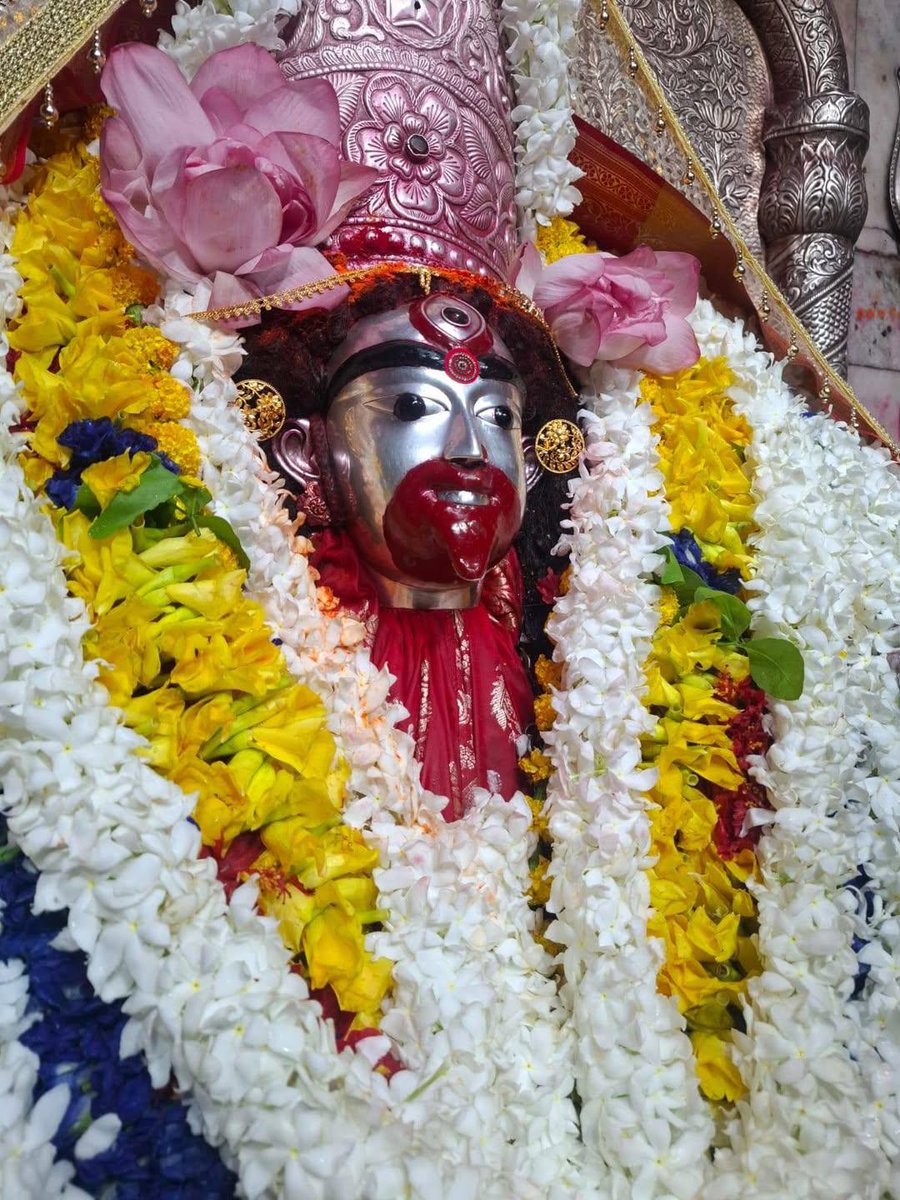 দেবী tweet media