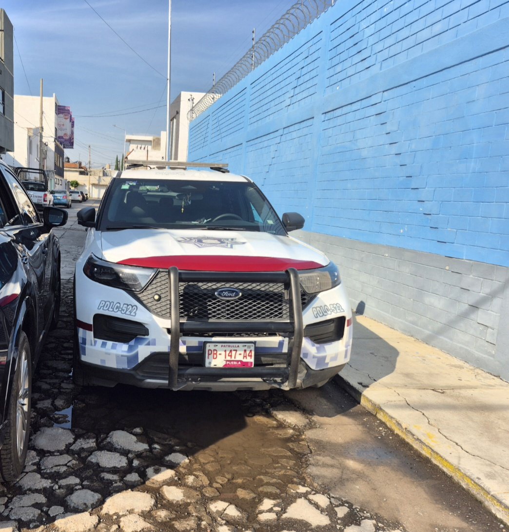 LSalazarV1's tweet photo. @SSC_Pue @dirtransitopue @InfraPuebla favor su ayuda para regularizar la circulación en las calles aledañas al *Centro de Despliege Policial* ubicado en Calle Violetas y blvd Valsequillo. https://t.co/Ks45dXlJYh