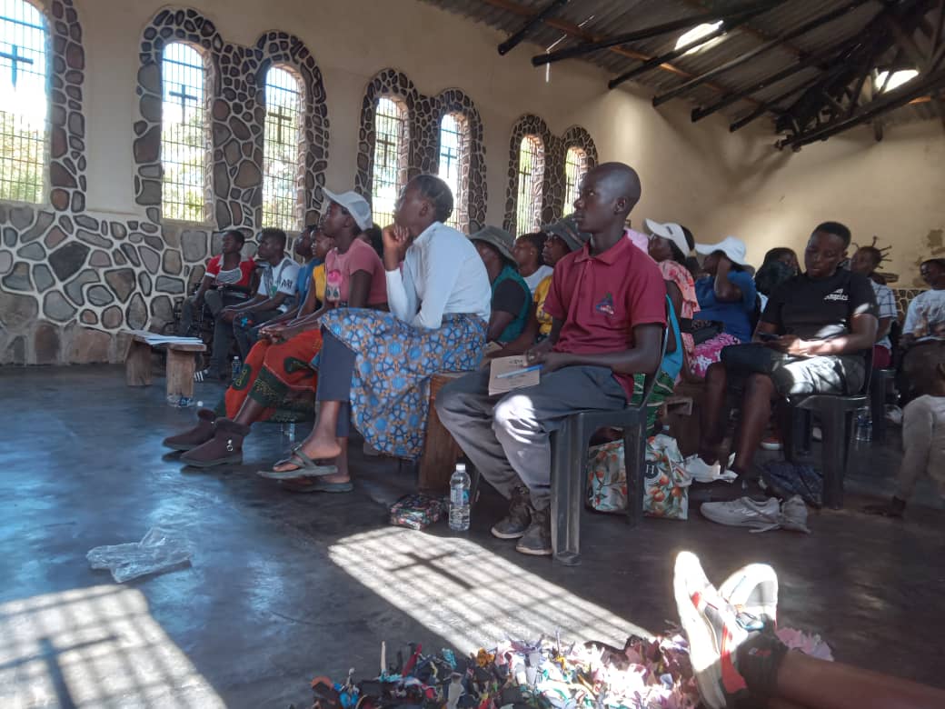 CcjpMutare's tweet photo. Youth participation is not a privilege; it is a right. Young people must be given equal opportunities to contribute to decision-making processes that shape their future and communities. CCCP-Mutare conducting a Youth dialogue in Makoni district #Participation #InclusiveGovernance https://t.co/5DhTqSacIZ