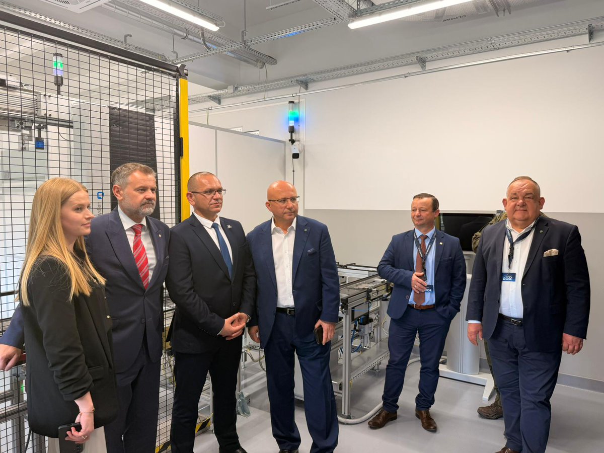 MAPGOVPL's tweet photo. 🇵🇱 Nowy krok w rozwoju polskich technologii rakietowych!
🎯Dziś w Zakładzie Produkcji Specjalnej #Gamrat w Jaśle otwarto nowoczesne Centrum Badań Nieniszczących - unikatową infrastrukturę w kraju, która pozwoli prowadzić zaawansowane badania silników rakietowych, produktów wysokoenergetycznych i systemów napędowych opartych na paliwach kompozytowych. 🚀
⚙️W wydarzeniu uczestniczył wiceminister @Wrona_Grzegorz_, podkreślając historyczny i strategiczny wymiar tej inwestycji.
💬- W 1937 roku Eugeniusz Kwiatkowski w tym miejscu zbudował Centralny Ośrodek Przemysłowy. Nie byłoby nas tutaj, gdyby nie tamten moment. My się musimy zbroić na czas pokoju, tak aby wojna nas nigdy nie dotknęła - zaznaczył wiceminister Wrona.
Wiceszef MAP zwrócił również uwagę na znaczenie powrotu do miejsc o silnych tradycjach przemysłowych.
💬- Fantastyczne jest to, że wracamy po prawie dziewięćdziesięciu latach do takich miejsc jak Jasło i chcemy je rozwijać. Oznacza to, że nie będziemy musieli wyjeżdżać stąd, że po prostu ta praca tutaj będzie. Życzę wszystkim, którzy w firmie Gamrat pracują - dobrej, spokojnej pracy - podsumował wiceminister.
💡Centrum powstało w rekordowym tempie - zaledwie 9 miesięcy - i znacząco zwiększy potencjał badawczy oraz produkcyjny Gamratu i całej Grupy @PGZ_pl. W uroczystości wzięli udział także Prezes Zarządu PGZ Adam Leszkiewicz oraz Pierwszy Wiceprezes Zarządu PGZ Arkadiusz Bąk.
‼️To ważny dzień dla Jasła, dla polskiego przemysłu obronnego i dla bezpieczeństwa naszego kraju 🇵🇱💪