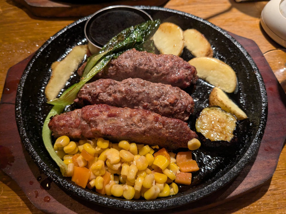 akiorian's tweet photo. クマとシカとカンガルーのハンバーグを食らった！
肉々しくてめっちゃうまかった！ https://t.co/WxqRWXHVtZ