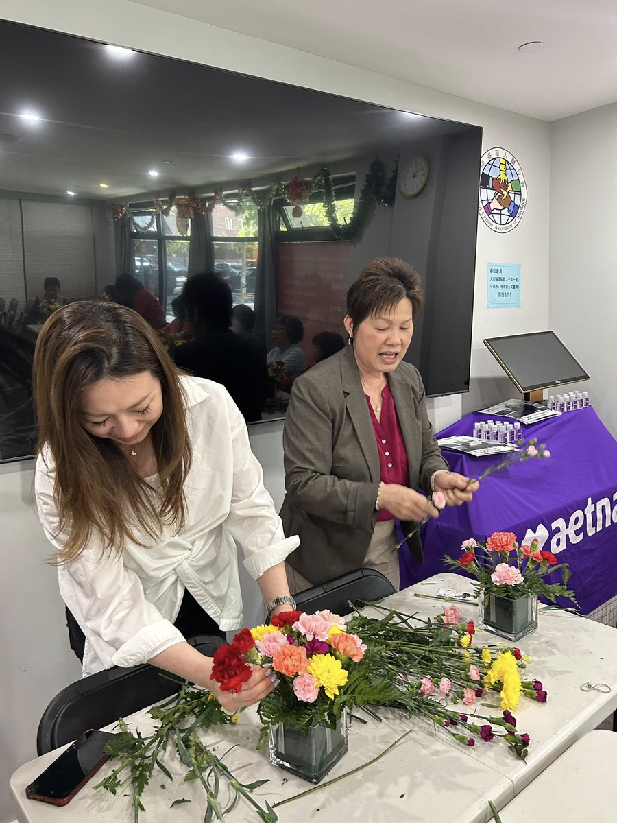 Uca_inc's tweet photo. 🌸 Flower Arranging Workshop at Our Bensonhurst Center 🌸

Thank you to Sue from 8 Ave Florist, who helped everyone transform these beautiful flowers into bouquets! https://t.co/vbNcM2NXSM