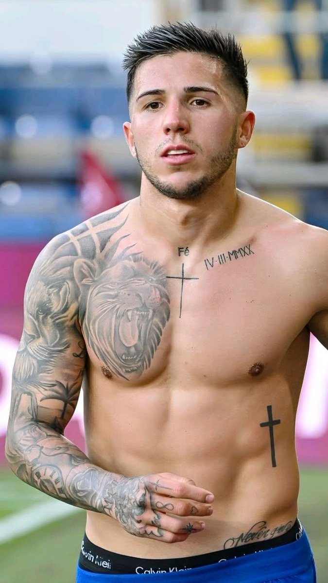 BoyPlanet1's tweet photo. 25 year old Argentinian footballer Enzo Fernández who plays for Chelsea. https://t.co/oCIphTc4W5