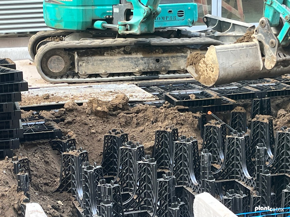 PlantcoFrance's tweet photo. En surface, un chantier. En dessous, l'avenir des arbres urbains. 🌳

Pose de modules racinaires Rootspace à Boulogne-Billancourt. Grand volume de terre, passage des réseaux, charges lourdes supportées. Les photos disent tout. 💪

👉 info@plantco.fr

#Rootspace #Plantcotex https://t.co/bh8gTU7tq9