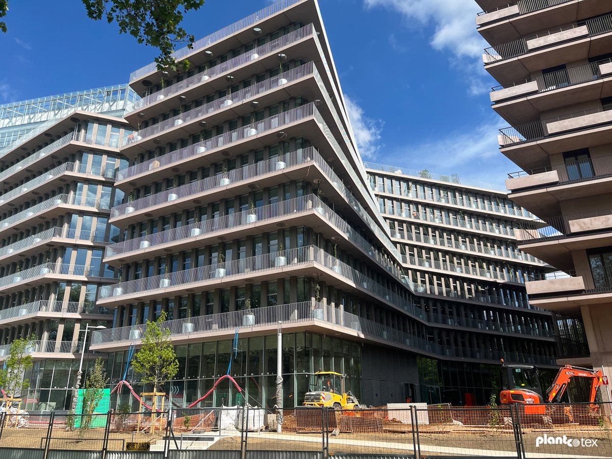 PlantcoFrance's tweet photo. En surface, un chantier. En dessous, l'avenir des arbres urbains. 🌳

Pose de modules racinaires Rootspace à Boulogne-Billancourt. Grand volume de terre, passage des réseaux, charges lourdes supportées. Les photos disent tout. 💪

👉 info@plantco.fr

#Rootspace #Plantcotex https://t.co/bh8gTU7tq9