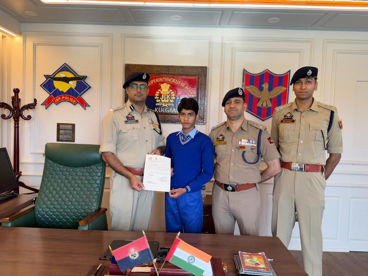 policekulgam's tweet photo. SSP Kulgam Shri #Anayat Ali Chowdhary-IPS felicitated #Usman Ansari R/O Kurigam in recognition of his #exemplary civic sense & assistance to Police, SSP Kulgam suitably #rewarded & #appreciated him for his commendable act. @JmuKmrPolice @KashmirPolice @DigSkr @AnayatAliIPS https://t.co/RT0fnqA3RO
