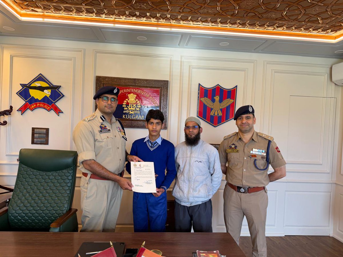 policekulgam's tweet photo. SSP Kulgam Shri #Anayat Ali Chowdhary-IPS felicitated #Usman Ansari R/O Kurigam in recognition of his #exemplary civic sense & assistance to Police, SSP Kulgam suitably #rewarded & #appreciated him for his commendable act. @JmuKmrPolice @KashmirPolice @DigSkr @AnayatAliIPS https://t.co/RT0fnqA3RO