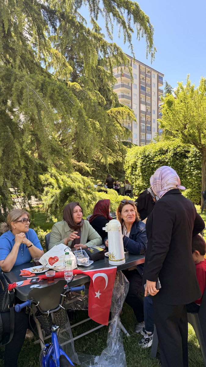 kademgaziantep's tweet photo. Batıkent Mahalle Muhtarımızın ev sahipliğinde katılımcılarla bir araya geldik.İl Temsilcimiz Lütfiye TAŞ’ın anlatımıyla vakfımızın çalışmalarını paylaştık,Güven Toplumun İnşası” eğitimimizi gerçekleştirdik.
Güvenin ve dayanışmanın güçlendiği yarınlar için çalışmaya devam ediyoruz https://t.co/kfX2l6spWT