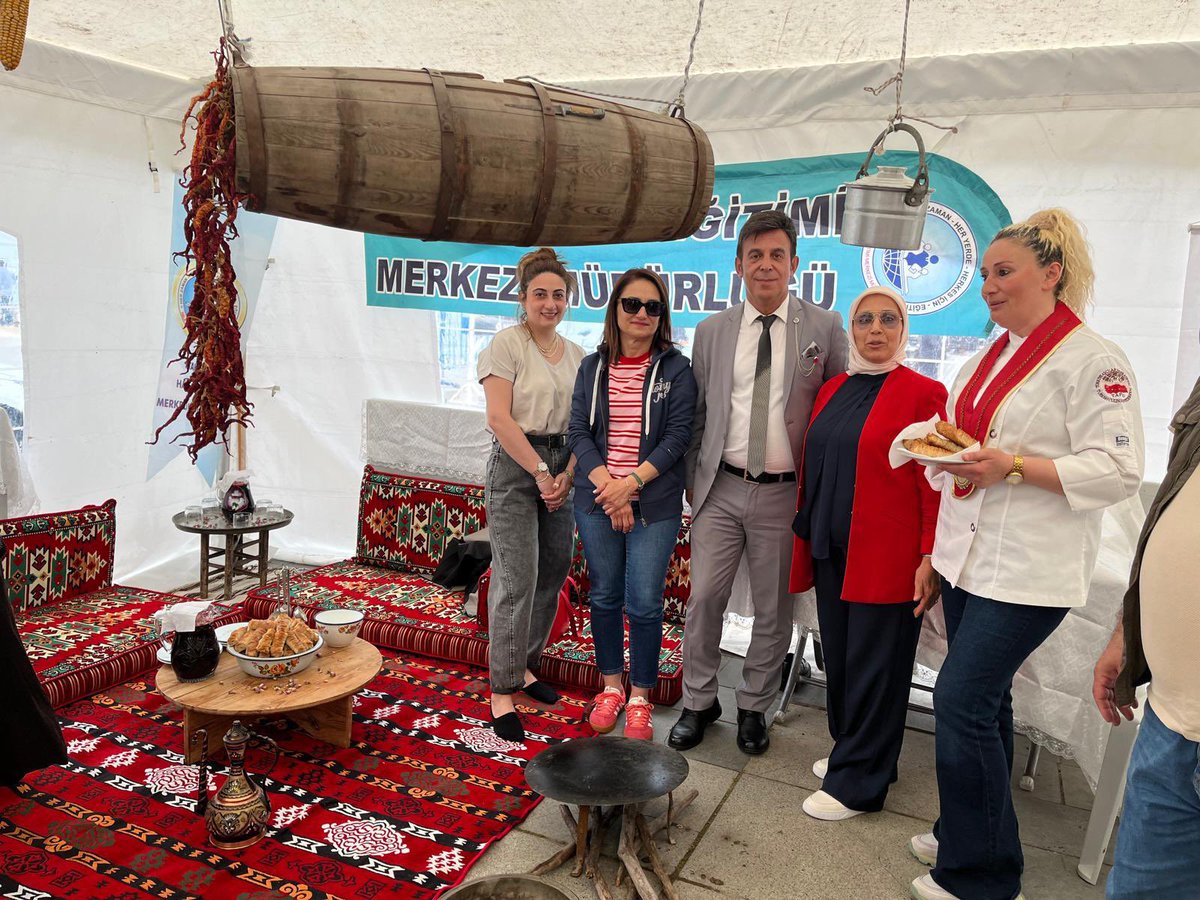Atahem's tweet photo. 21-27 Mayıs tarihlerinde kutlanan Türk Mutfağı Haftasına Atakum Halk Eğitimi Merkezi olarak tarihi sofra materyalleri ile katıldık. Çadırımızı ziyaret eden misafirlerimize Aşçılık kursumuz öğretmen ve kursiyerleri tarafından hazırlanan yöremiz tatlarından kıvratma, https://t.co/pj1DvotU6Q