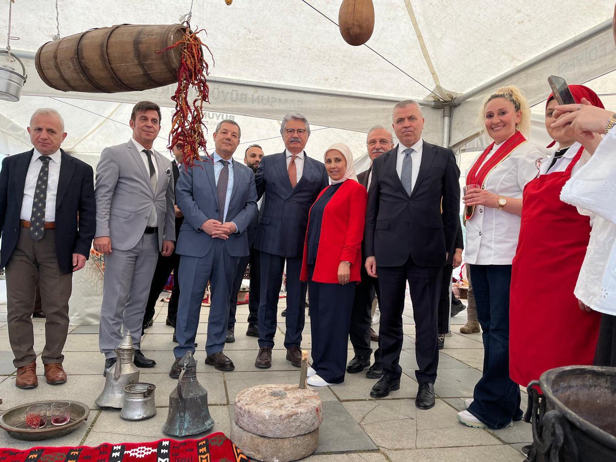 Atahem's tweet photo. 21-27 Mayıs tarihlerinde kutlanan Türk Mutfağı Haftasına Atakum Halk Eğitimi Merkezi olarak tarihi sofra materyalleri ile katıldık. Çadırımızı ziyaret eden misafirlerimize Aşçılık kursumuz öğretmen ve kursiyerleri tarafından hazırlanan yöremiz tatlarından kıvratma, https://t.co/pj1DvotU6Q