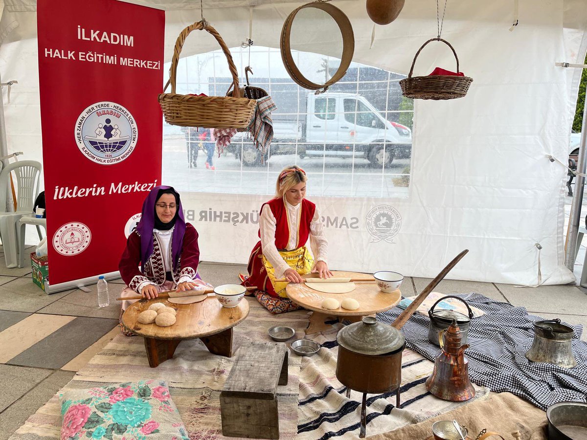 Atahem's tweet photo. 21-27 Mayıs tarihlerinde kutlanan Türk Mutfağı Haftasına Atakum Halk Eğitimi Merkezi olarak tarihi sofra materyalleri ile katıldık. Çadırımızı ziyaret eden misafirlerimize Aşçılık kursumuz öğretmen ve kursiyerleri tarafından hazırlanan yöremiz tatlarından kıvratma, https://t.co/pj1DvotU6Q