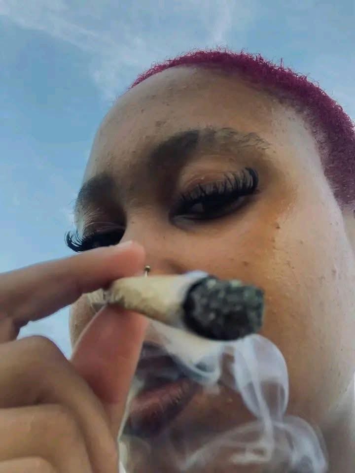 TRimamfyen's tweet photo. Facts about women who smoke weed? https://t.co/CC1TAYnrlX