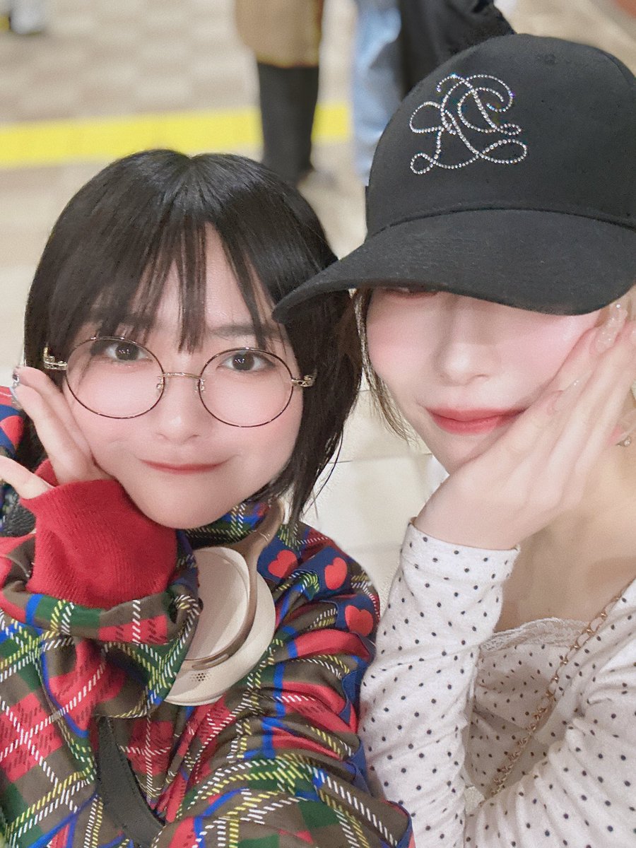 okada_ayame's tweet photo. ──────みんな、ごめん。
みゆっぴと今日も、腕組んで写真撮った。 https://t.co/hDYm53Zptu