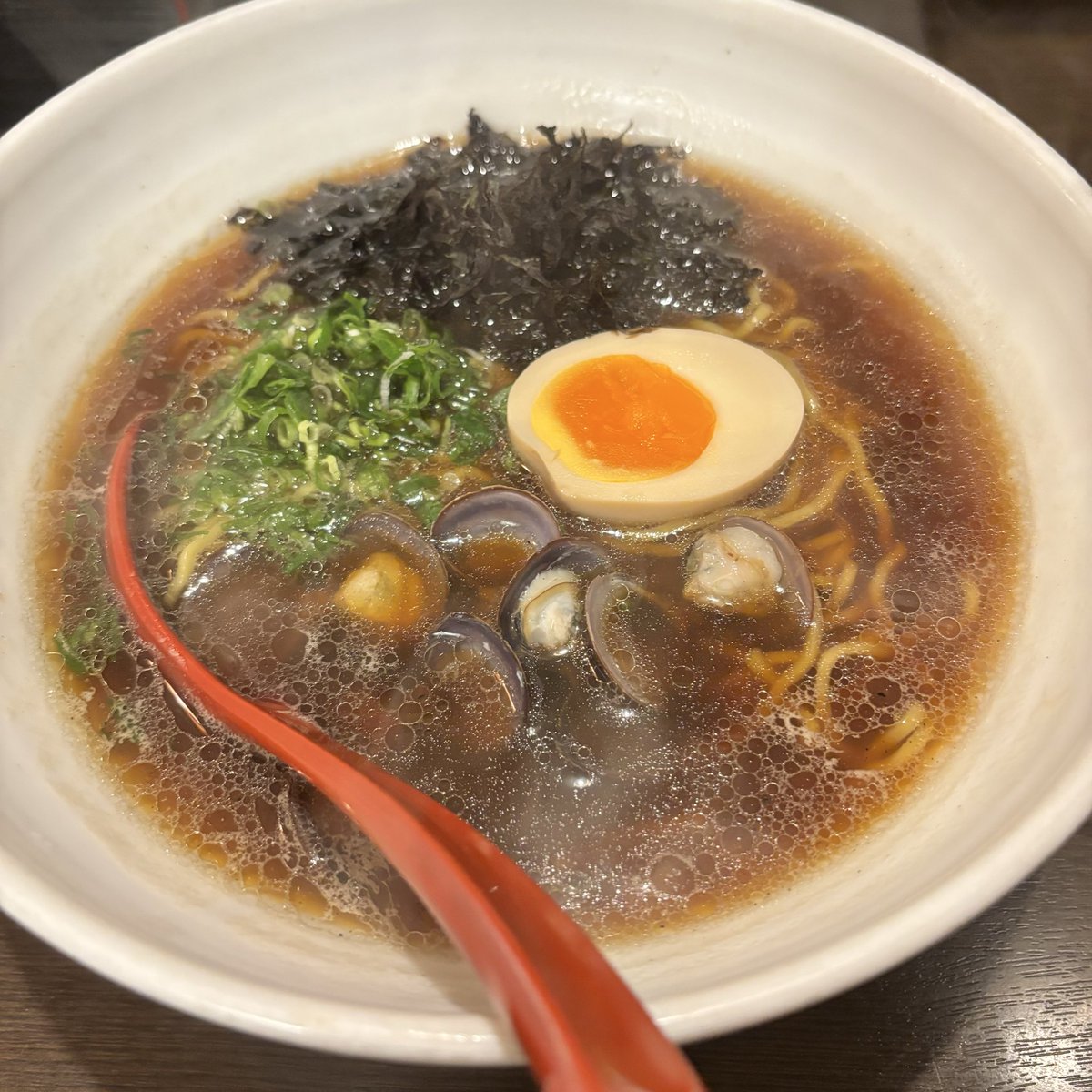 ogipop1's tweet photo. 今宵の出張麺活はしみじみで醤油😇

まさにしみじみとした味わい深さ㊗️

シジミは肝臓に良いので中年向けw

岩のりも良い感じでNICEなすすきのnight

#しみじみ
#すすきの
#ラーメン https://t.co/urHVZilJdb