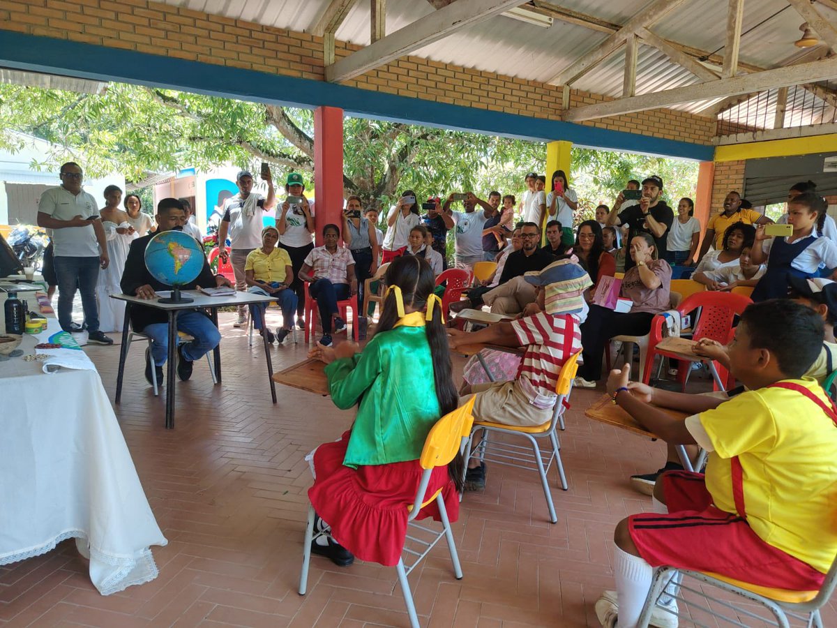 MMtcc36831's tweet photo. El MTCC junto con la estrategia SIMES, padres de familia, estudiantes, TECAM Nuevo Amanecer y por supuesto los profesores; exaltamos su labor y compromiso con las transformaciones de las comunidades y la vocación para impartir conocimientos. https://t.co/i1hcXhvNV7