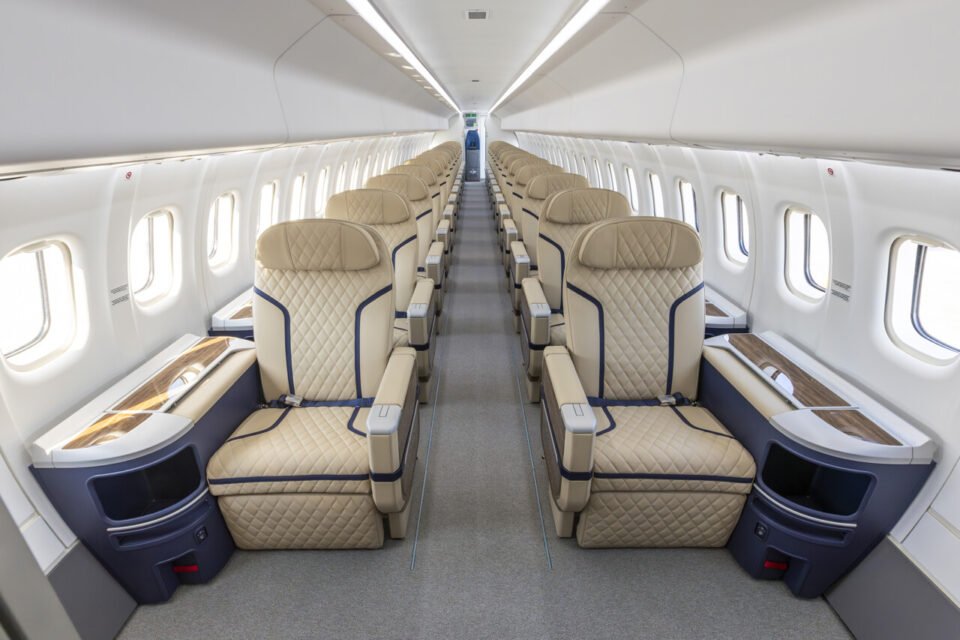 PlanesOfLegend's tweet photo. Toulouse. Sièges confortables, cabine spacieuse… Ce constructeur dévoile son nouvel avion régional au look de jet privé
Design épuré, sièges larges, cabine spacieuse... ATR, filiale du géant Airbus à Toulouse, a livré son tout premier ATR 72-600. Un avion régional aux allures de jet privé:
https://t.co/ciZOExUSX3