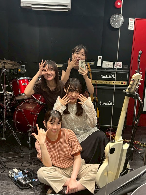 LightMusicOrg2's tweet photo. 🎏5月定例ライブバンド紹介🎏
【バンド名】
ウチら

【演奏内容】
SCANDAL

【意気込み】
鈴木さんと山本くん、なるべく前にいてくれ https://t.co/DxIO5XRoet