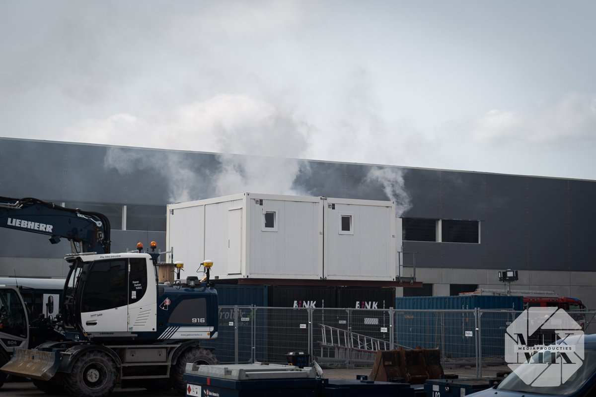 Veel rook bij brand in bouwkeet op Eemhavenweg Rotterdam