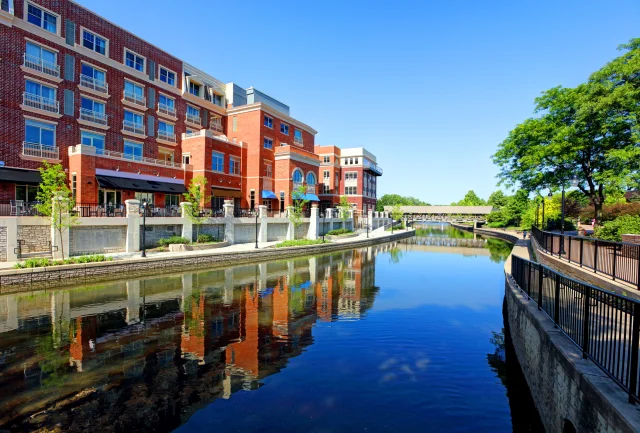 usnews's tweet photo. Looking for the perfect blend of friendly neighborhoods, affordability, and quality living? Midsized U.S. cities have it all! ππ« #CityLife #BestPlaces https://t.co/p00zzRMoOL https://t.co/mjTLban3BC