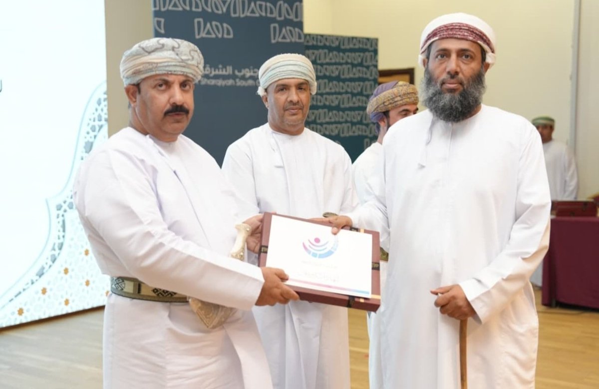 EduGovSsq5405's tweet photo. #تعلم_مستدام
يبارك منتسبو مدرسة طهوة للبنين(٥-١٢) لمدير المدرسة  أ.مسلم بن حمد المزامي وذلك بمناسبة تكريمه على جهوده المبذولة للعام الدراسي ٢٠٢٦/٢٠٢٥م في حفل تكريم أوائل طلبة الدبلوم التعليم العام تحت رعاية سعادة الشيخ عبدالله بن محمد بن عبدالله البريكي والي الكامل والوافي . https://t.co/AnnND6Fllt
