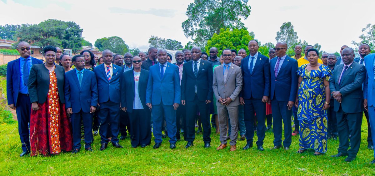 MininterInfosBi's tweet photo. Réunion du Ministre de @MininterInfosBi et @CeniBurundi avec les Gouverneurs des provinces et les Administrateurs communaux : Les échanges ont porté sur la mise en place des structures déconcentrées de la @CeniBurundi (CEPI, CECI et BV) qui seront mises en place en juin prochain. https://t.co/B7fTFbrjl8