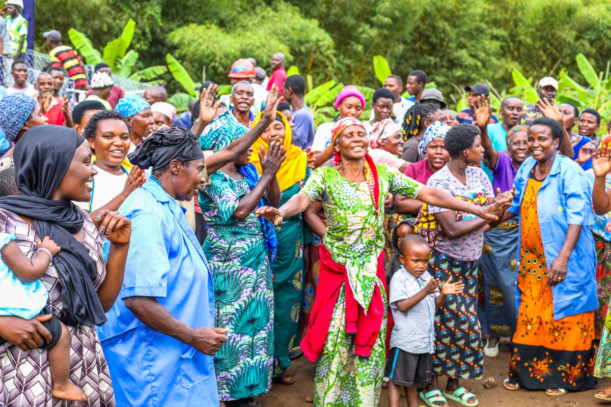 GakenkeDistrict's tweet photo. Akanyamuneza ni kose ku baturage ba @GakenkeDistrict &amp; @NyabihuDistrict, nyuma yo kubakirwa ikiraro cyo mu kirere cya #Shyira, gihuza Umurenge wa #Mugunga na #Shyira y'utwo Turere. Kitezweho koroshya imigenderanire n'ubuhahirane hagati n'abahatuye n'abahagenda 
#UmuturageKuIsonga https://t.co/bVmi86TLfA