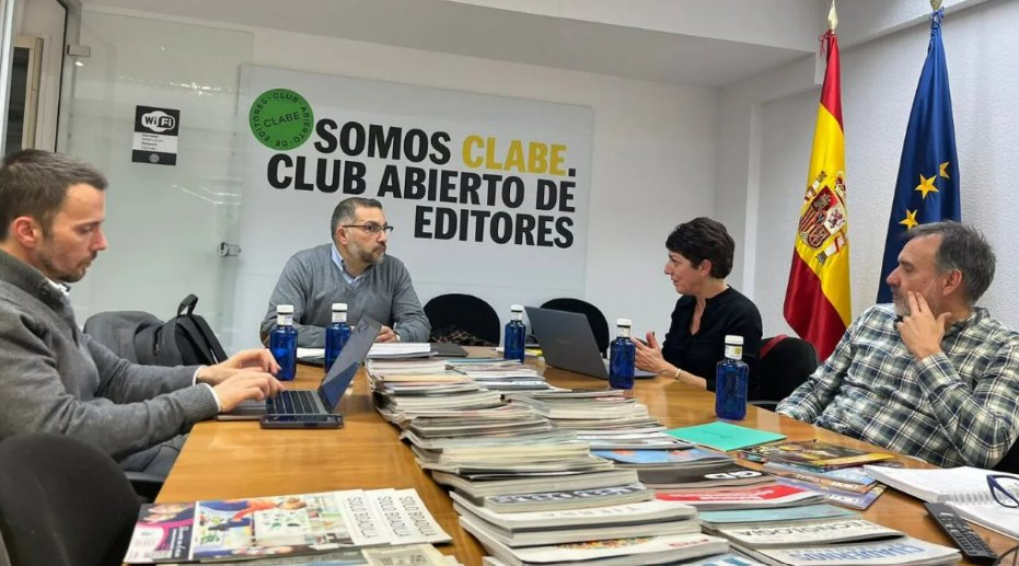 Periodistas_APA's tweet photo. 📈 @clabe_editores pide que la nueva medición de audiencias digitales no mezcle consumos editoriales y algoritmos sociales.

Considera que mezclar ambos datos distorsiona el mercado publicitario y perjudica el valor del periodismo.

Más información ➡️https://t.co/i03bqISRty https://t.co/yx65eRcxEp