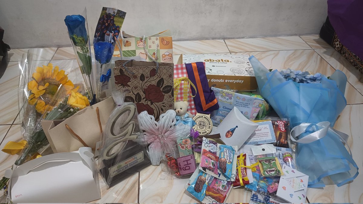 amrrzs's tweet photo. senang bgt akhirnya lulus, tapi sedih juga karena udah lulus🥺💙🌻 https://t.co/pDwszEwyYV