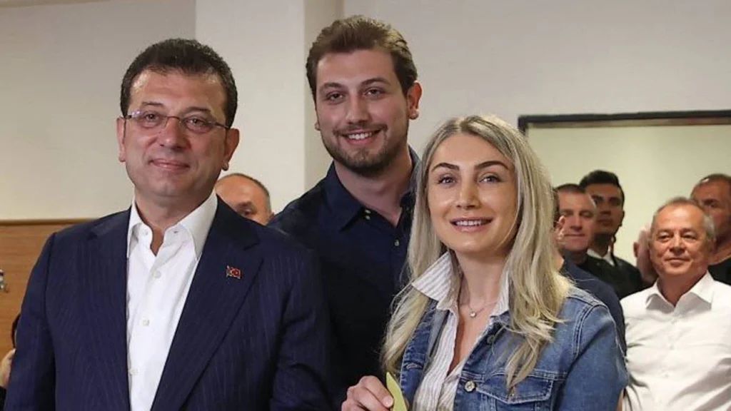 velevnews's tweet photo. Ekrem İmamoğlu’nun oğlu Selim İmamoğlu ile İBB Spor Kulübü Başkanı Fatih Keleş’in de aralarında olduğu 18 isim hakkında yeni bir soruşturma başlatıldı. 18 ismin, banka hesaplarına ve kiralık kasalarına el koyma kararı alındı.

Ayrıntılar #velev'de... https://t.co/BrOHIXHOlF