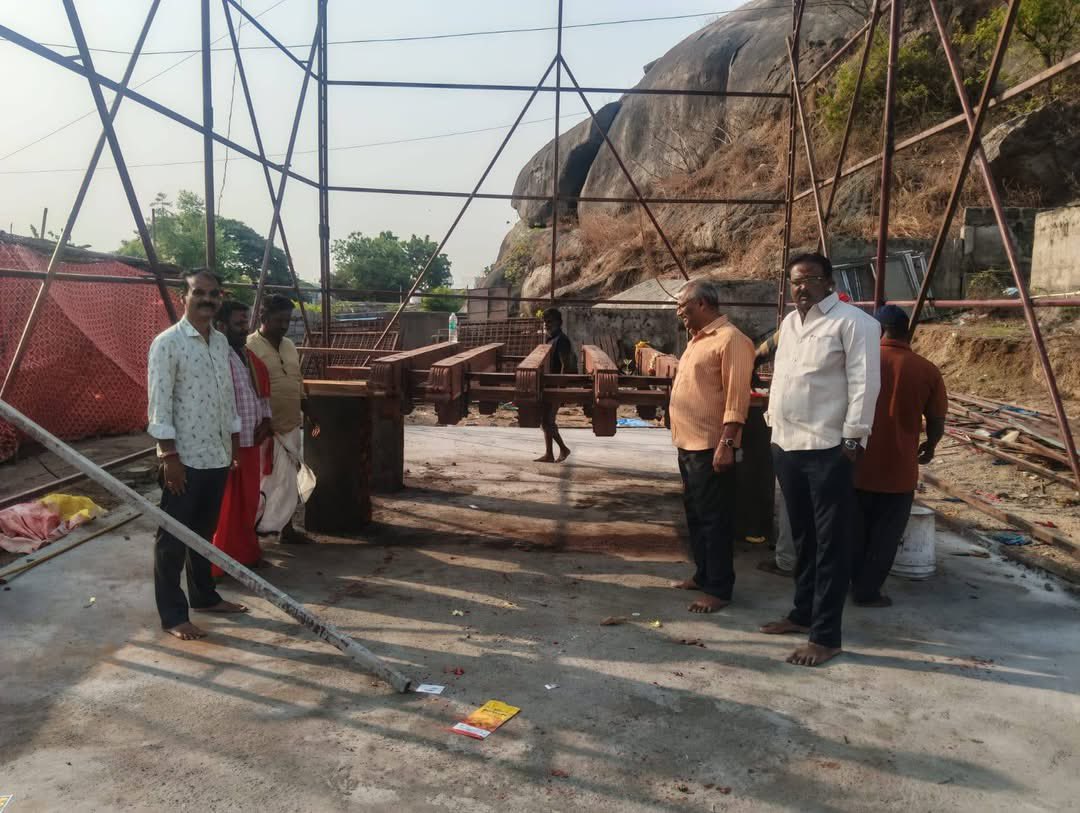Temple_Connects's tweet photo. 🛕Historic progress at Warangal’s revered Bhadrakali Temple!
The sacred Ratham construction has officially begun with the successful installation of the primary base structure by renowned artisans from Rameshwaram, initiated under the leadership of MLA @naini_rajender Garu. 🙏 https://t.co/2LPWoCCjQu