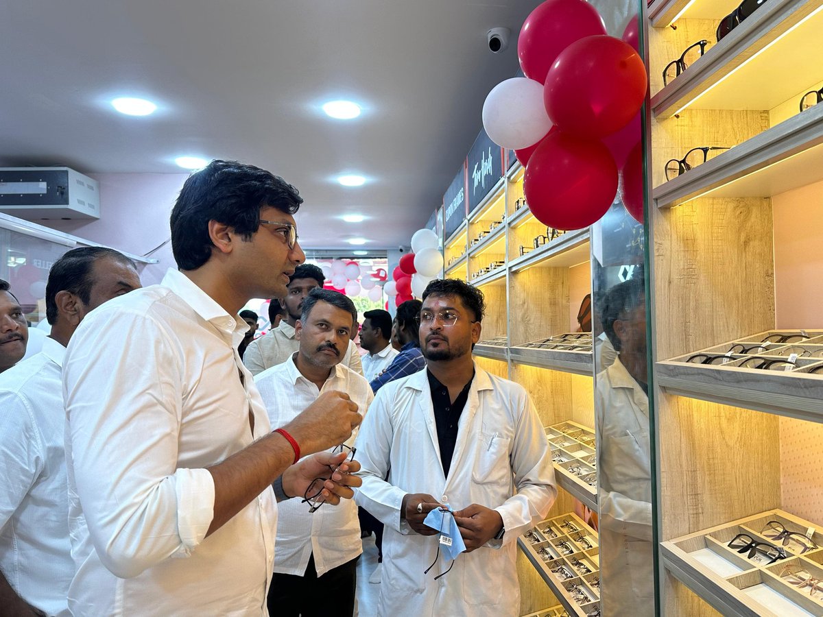 Prateek_J_Patil's tweet photo. आष्टा येथे नयनतारा ऑप्टिकल्स या नवीन शोरूमच्या उद्घाटन सोहळ्यास उपस्थित राहिलो.

डोळ्यांचे आरोग्य हे आपल्या दैनंदिन जीवनातील अत्यंत महत्त्वाचे अंग आहे. या केंद्रामध्ये डोळ्यांची अचूक तपासणी करण्यासाठी अत्याधुनिक तंत्रज्ञान व आधुनिक उपकरणांचा वापर करण्यात येत असून, नागरिकांना दर्जेदार आणि विश्वासार्ह सेवा उपलब्ध होणार आहे.

नयनतारा ऑप्टिकल्सच्या संपूर्ण टीमला पुढील वाटचालीसाठी मनःपूर्वक शुभेच्छा💐