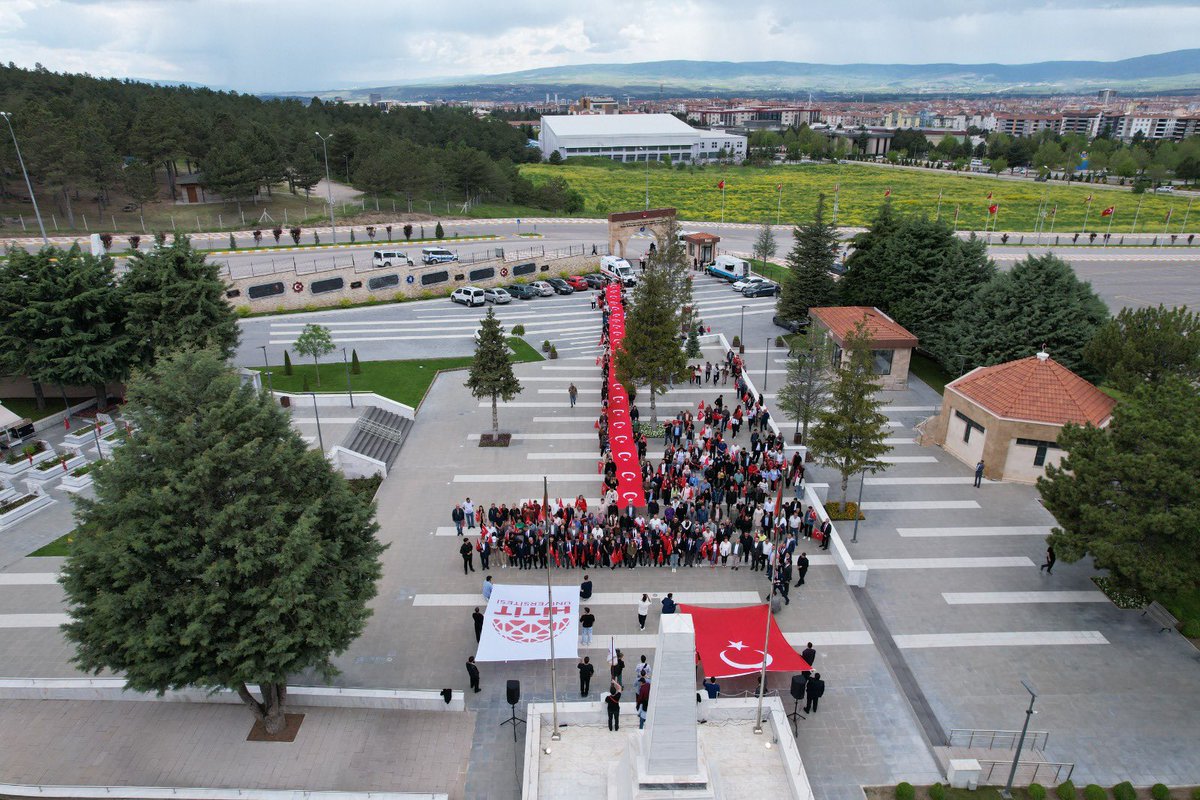 HituKurumsal's tweet photo. Şehitlerimize Saygı ve Vefa Yürüyüşü 🇹🇷

Bu yürüyüş; birlik, beraberlik ve vefanın en güçlü ifadesi!

Değerli Gazilerimiz, öğrencilerimiz ve personelimizle birlikte Kuzey Kampüs’ten Çorum Şehitliği’ne yürüdük.

Vatan uğruna canlarını feda eden Aziz Şehitlerimizi rahmet, minnet ve dualarla andık. 🇹🇷

#HititÜniversitesi @ProfAliOzturk