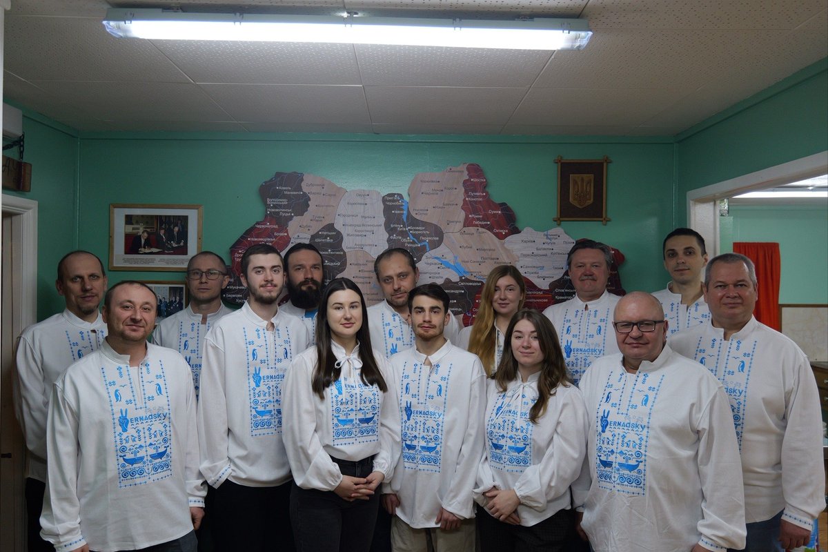 UKRINFORM's tweet photo. 💙💛 Навіть серед антарктичних льодів вишиванка гріє серце 

Полярники станції «Академік Вернадський» показали свої унікальні сорочки з пінгвінами та китами до Дня вишиванки.

📸 Національний антарктичний науковий центр https://t.co/TXdSvV4E5B
