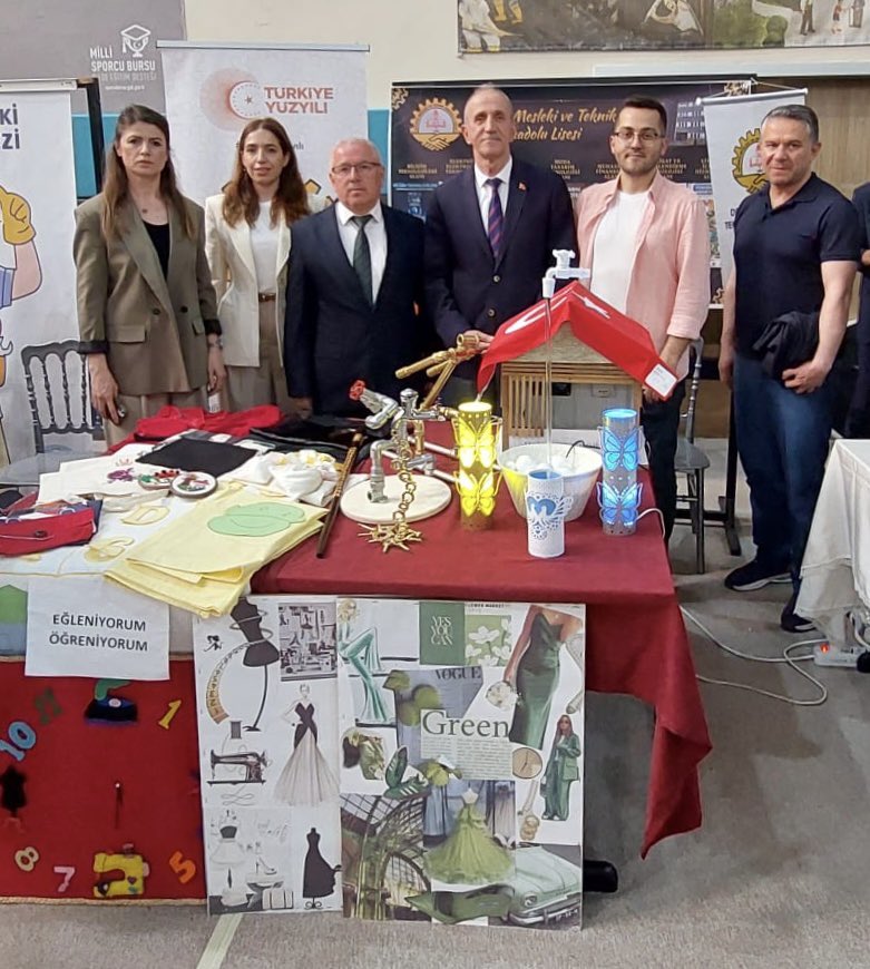 Devrek_mem's tweet photo. Zonguldak’ta düzenlenen Mesleki ve Teknik Eğitim Fuarı’nda ilçemiz Devrek Mesleki ve Teknik Anadolu Lisesi de yer alarak çalışmalarını sergiledi.

@tcmeb @ZonguldakMEM https://t.co/e2OIxlyx1x