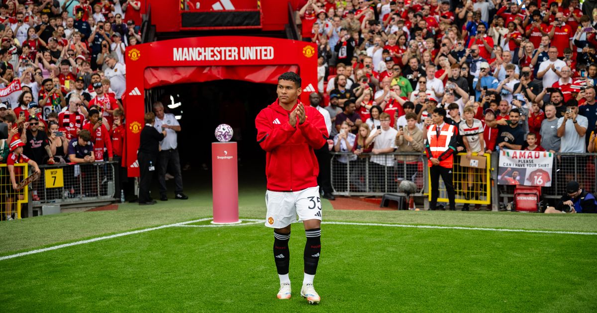 PinkyGeesh's tweet photo. Seharusnya sih mengedepankan pemain muda dalam game week 38.

Casemiro tidak main juga tidak masalah.

Jadi kepikiran sama yang diomongin Nemanja Vidic buat naruh Lisandro Martinez jadi DMF.

Poinnya ada di distribusi bola dan meminimalkan cidera buat Licha.

Ayden Heaven bisa masuk,

Berhubung Benji belum fit, bisa coba masukin Chido Obi.

Selain memberi kesempatan, siapa tahu akan ada gebrakan dari pemain yang gak pernah main atau jarang main.

Kali aja di saku Carrick ada kamus formasi lain, bisa juga dijajal tanpa ada beban.

Bruno masih potensi memecahkan rekor lagi dan membuat nama dia menjadi satu-satunya di daftar rekor asis.

Pastinya bang Bruno harus main, gak ada Bruno, gak ada EMYU soalnya.

Kalo Luke Shaw pengen istirahat, bisa pake Diego Leon.

Saya juga penasaran sama Bendito Mantato yang katanya mirip Bukayo Saka.