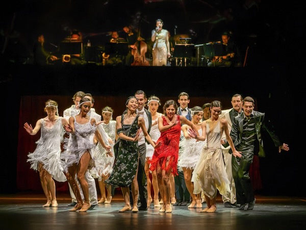 cornabou's tweet photo. Crítica teatral: «El gran Gatsby» Francis Scott Fitzgerald. Int.: Locke Venturato, Camilla Danesi,Martin Segeta, Matthew Humphreys,Greta Marcolongo... Dir. musical: Roberto Tubaro. Dir.: Enrique Gasa. Teatre Victòria. Pòdcast: https://t.co/dtLRXsTxMx text: https://t.co/3VUJXjATF3 https://t.co/MQoLflhQD5
