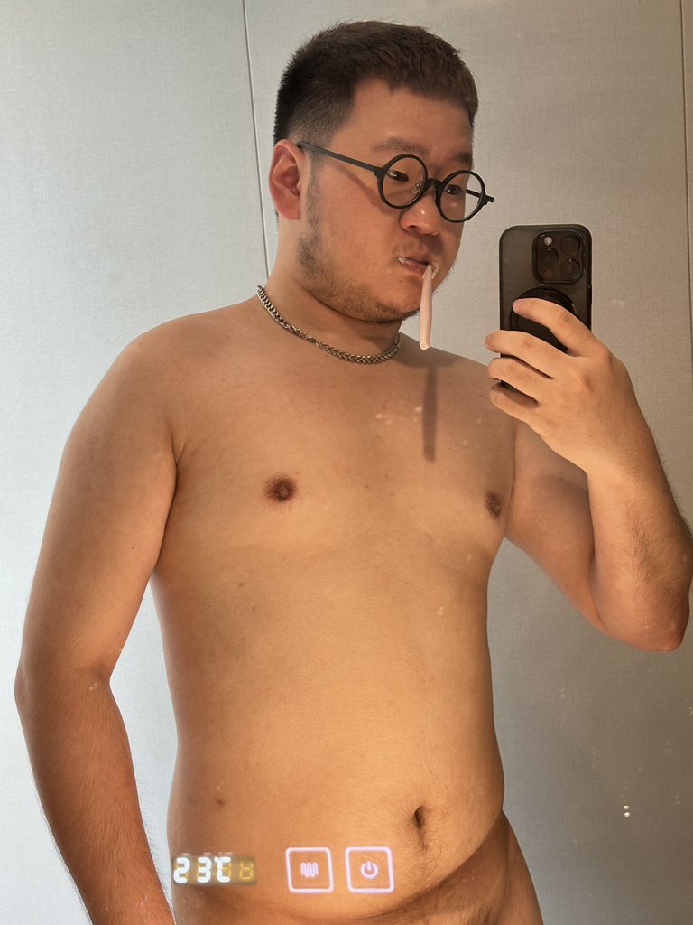Saltyeggg's tweet photo. 5 月 21 日的意思可以说是：我 5 月有 21 天想被操
也可以说是：有 2 个 1 操我 https://t.co/PY7UfJfN9e