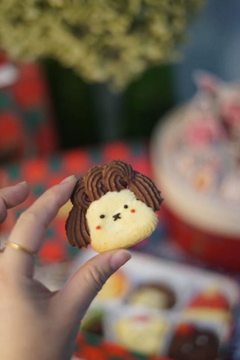 Eragonesol's tweet photo. [Today’s small joy: a warm Christmas cookie swap with friends, laughter mixing with buttery crumbs and holiday tunes  #ChristmasVibes]， https://t.co/XpCKME6J5n