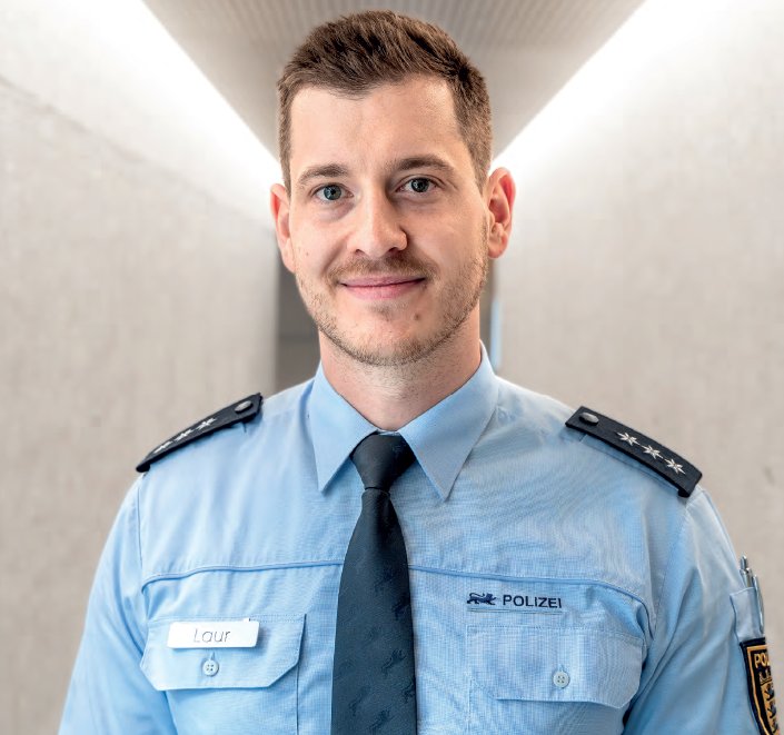 Fabienne20244's tweet photo. Heute in 10 Tagen jährt sich die schreckliche Tat von #Mannheim 
Es sind schon 2 Jahre her. Ich werde dort sein und was nieder legen. Eine Gedenkfeier von der Mannheimer Polizei wird es nicht geben. Wurde mir persönlich bestätigt
Wir werden dich niemals vergessen #RouvenLaur🙏🕯 https://t.co/oHSCA0KeQ2