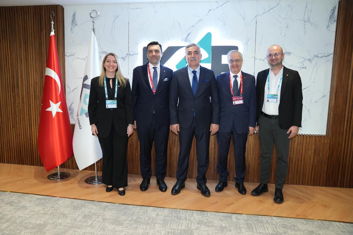 RahmiKula's tweet photo. 📍 Kredi Garanti Fonu Yönetim Kurulu Başkanı Sayın Erdoğan Özegen’i makamında ziyaret ettik.

Balıkesir Ticaret Odası ve Sanayi Odası Yönetim Kurulu ile Meclis Üyeleri ve TOBB Balıkesir KGK ve GGK Başkanlarımızın katılımıyla gerçekleştirdiğimiz ziyarette, iş dünyasının finansal beklentilerini ilettik.

Nazik misafirperverlikleri için Sayın Erdoğan Özegen’e teşekkür ederim.

@erdoganozegenn 
@KGFTurkiye 

#KrediGarantiFonu #KGF #Balıkesir #İşDünyası #TicaretOdası