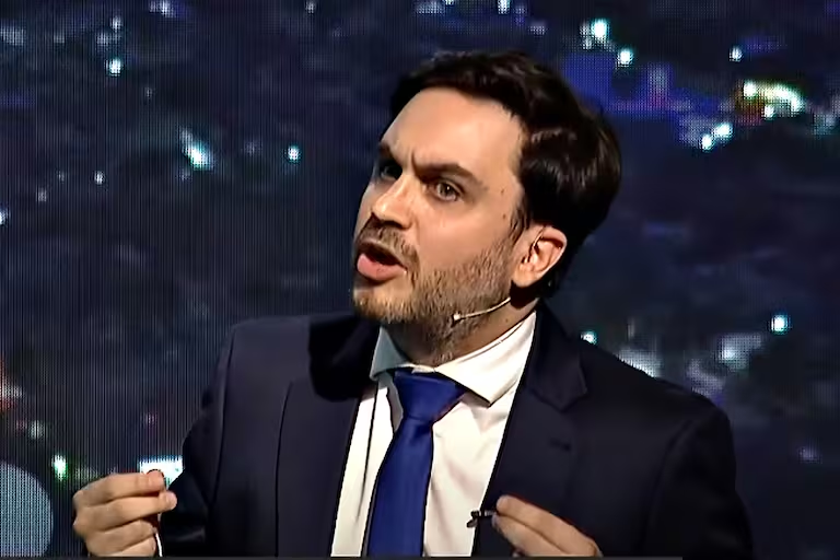 PublicableTea's tweet photo. [POLÍTICA] 
 Ramiro Marra se pronunció en X sobre la interna que hay en la cúpula del Gobierno entre Santiago Caputo y Karina Milei: “Lo sufrí en carne propia. A veces uno decide callar por el bien del país", señaló el ex legislador porteño por La Libertad Avanza. https://t.co/gfF7ZwH8KR