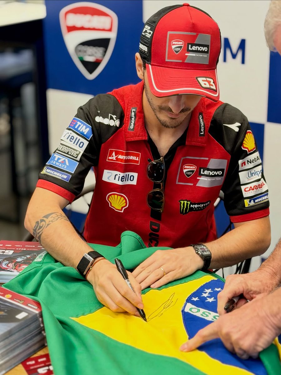 timbrasil4b95's tweet photo. O Meet &amp; Greet com  na minha loja do Shopping Flamboyant foi demais, Goiânia! Autógrafos, fotos, e muita conversa com o piloto da  pro público já começar a aquecer pra . O encontro acabou, mas a exposição da moto e a Gamer Station PS5 seguem ON, viu?... https://t.co/UQzL0HDK7C