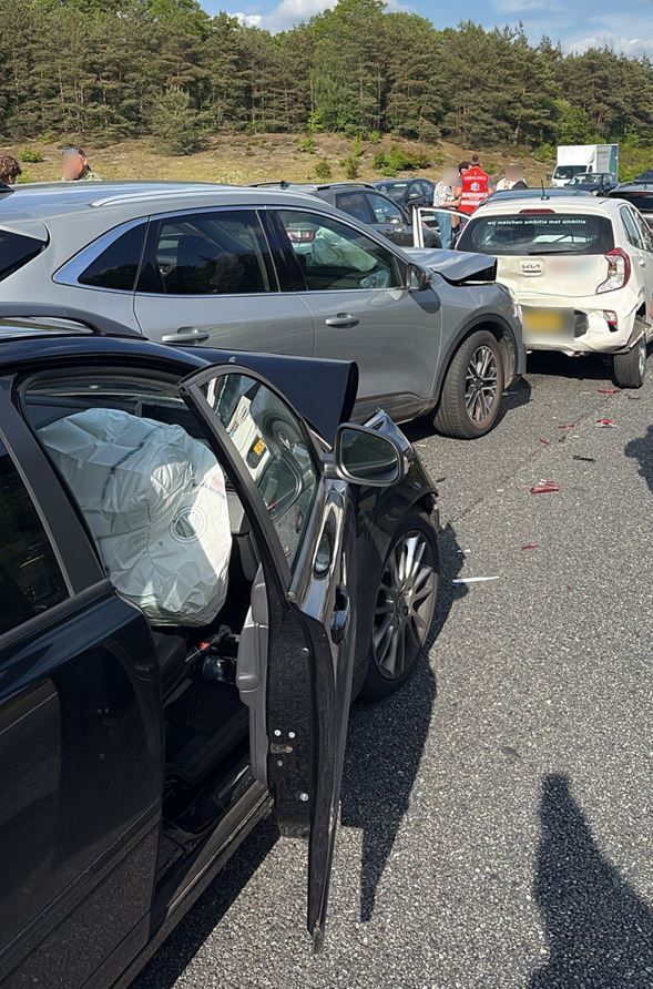 112 melding Ongeval met meerdere voertuigen op de A1 bij Hoenderloo