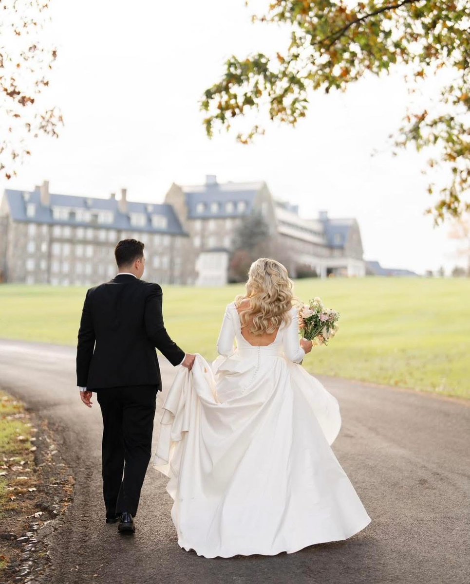 SkytopLodge's tweet photo. Elegance, history, romance and a story just beginning. 💍

@lindseyeileenphotography. https://t.co/RhPZvstg81